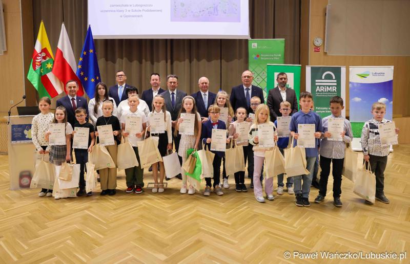 Uroczystość podsumowująca konkursy i wręczenie nagród laureatom etapów wojewódzkich i osób wyróżnionych w XV edycji  ogólnopolskiego Konkursu Plastycznego dla dzieci „Wioski bez troski” oraz VI edycji Ogólnopolskiego Konkursu dla Dzieci na Rymowankę o Bezpieczeństwie w Gospodarstwie Rolnym pod hasłem „Wioski bez troski”.