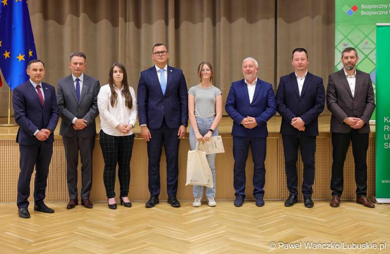 Uroczystość podsumowująca konkursy i wręczenie nagród laureatom etapów wojewódzkich i osób wyróżnionych w XV edycji  ogólnopolskiego Konkursu Plastycznego dla dzieci „Wioski bez troski” oraz VI edycji Ogólnopolskiego Konkursu dla Dzieci na Rymowankę o Bezpieczeństwie w Gospodarstwie Rolnym pod hasłem „Wioski bez troski”.