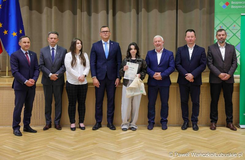 Uroczystość podsumowująca konkursy i wręczenie nagród laureatom etapów wojewódzkich i osób wyróżnionych w XV edycji  ogólnopolskiego Konkursu Plastycznego dla dzieci „Wioski bez troski” oraz VI edycji Ogólnopolskiego Konkursu dla Dzieci na Rymowankę o Bezpieczeństwie w Gospodarstwie Rolnym pod hasłem „Wioski bez troski”.