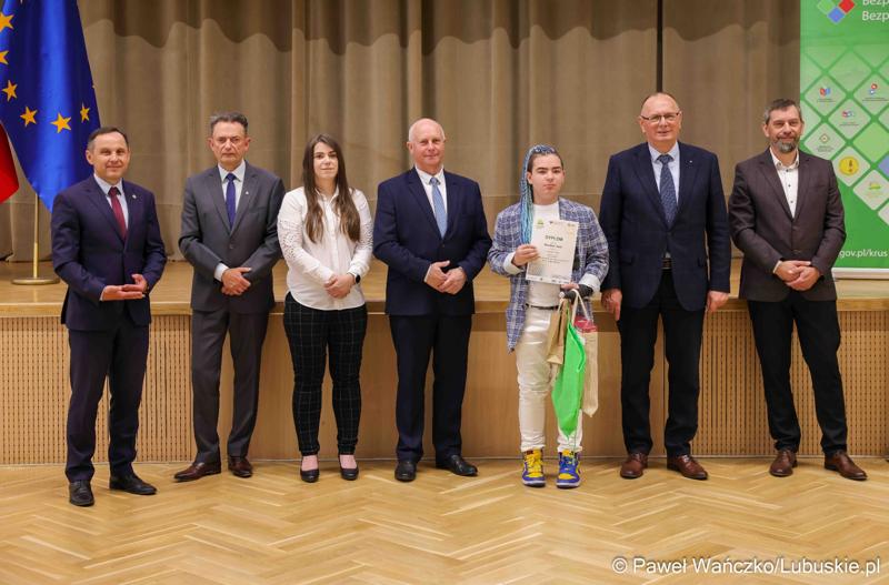 Uroczystość podsumowująca konkursy i wręczenie nagród laureatom etapów wojewódzkich i osób wyróżnionych w XV edycji  ogólnopolskiego Konkursu Plastycznego dla dzieci „Wioski bez troski” oraz VI edycji Ogólnopolskiego Konkursu dla Dzieci na Rymowankę o Bezpieczeństwie w Gospodarstwie Rolnym pod hasłem „Wioski bez troski”.