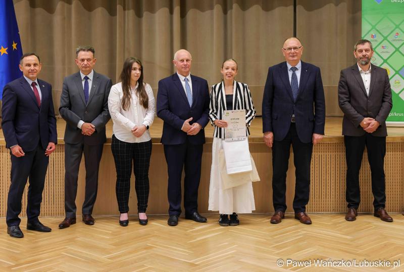Uroczystość podsumowująca konkursy i wręczenie nagród laureatom etapów wojewódzkich i osób wyróżnionych w XV edycji  ogólnopolskiego Konkursu Plastycznego dla dzieci „Wioski bez troski” oraz VI edycji Ogólnopolskiego Konkursu dla Dzieci na Rymowankę o Bezpieczeństwie w Gospodarstwie Rolnym pod hasłem „Wioski bez troski”.