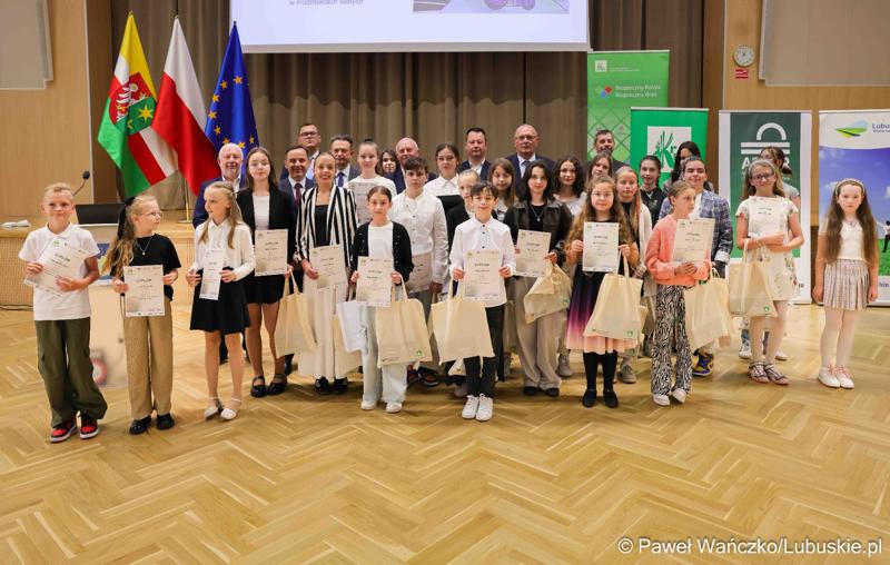 Uroczystość podsumowująca konkursy i wręczenie nagród laureatom etapów wojewódzkich i osób wyróżnionych w XV edycji  ogólnopolskiego Konkursu Plastycznego dla dzieci „Wioski bez troski” oraz VI edycji Ogólnopolskiego Konkursu dla Dzieci na Rymowankę o Bezpieczeństwie w Gospodarstwie Rolnym pod hasłem „Wioski bez troski”.