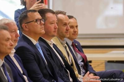 Uroczystość podsumowująca konkursy i wręczenie nagród laureatom etapów wojewódzkich i osób wyróżnionych w XV edycji  ogólnopolskiego Konkursu Plastycznego dla dzieci „Wioski bez troski” oraz VI edycji Ogólnopolskiego Konkursu dla Dzieci na Rymowankę o Bezpieczeństwie w Gospodarstwie Rolnym pod hasłem „Wioski bez troski”.