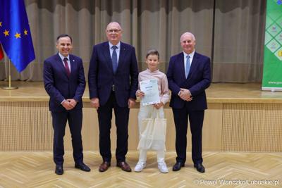 Uroczystość podsumowująca konkursy i wręczenie nagród laureatom etapów wojewódzkich i osób wyróżnionych w XV edycji  ogólnopolskiego Konkursu Plastycznego dla dzieci „Wioski bez troski” oraz VI edycji Ogólnopolskiego Konkursu dla Dzieci na Rymowankę o Bezpieczeństwie w Gospodarstwie Rolnym pod hasłem „Wioski bez troski”.