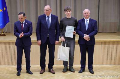 Uroczystość podsumowująca konkursy i wręczenie nagród laureatom etapów wojewódzkich i osób wyróżnionych w XV edycji  ogólnopolskiego Konkursu Plastycznego dla dzieci „Wioski bez troski” oraz VI edycji Ogólnopolskiego Konkursu dla Dzieci na Rymowankę o Bezpieczeństwie w Gospodarstwie Rolnym pod hasłem „Wioski bez troski”.