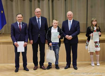 Uroczystość podsumowująca konkursy i wręczenie nagród laureatom etapów wojewódzkich i osób wyróżnionych w XV edycji  ogólnopolskiego Konkursu Plastycznego dla dzieci „Wioski bez troski” oraz VI edycji Ogólnopolskiego Konkursu dla Dzieci na Rymowankę o Bezpieczeństwie w Gospodarstwie Rolnym pod hasłem „Wioski bez troski”.