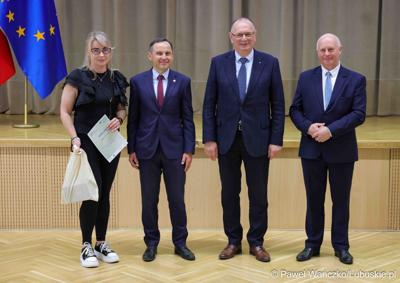 Uroczystość podsumowująca konkursy i wręczenie nagród laureatom etapów wojewódzkich i osób wyróżnionych w XV edycji  ogólnopolskiego Konkursu Plastycznego dla dzieci „Wioski bez troski” oraz VI edycji Ogólnopolskiego Konkursu dla Dzieci na Rymowankę o Bezpieczeństwie w Gospodarstwie Rolnym pod hasłem „Wioski bez troski”.