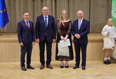Uroczystość podsumowująca konkursy i wręczenie nagród laureatom etapów wojewódzkich i osób wyróżnionych w XV edycji  ogólnopolskiego Konkursu Plastycznego dla dzieci „Wioski bez troski” oraz VI edycji Ogólnopolskiego Konkursu dla Dzieci na Rymowankę o Bezpieczeństwie w Gospodarstwie Rolnym pod hasłem „Wioski bez troski”.