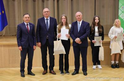 Uroczystość podsumowująca konkursy i wręczenie nagród laureatom etapów wojewódzkich i osób wyróżnionych w XV edycji  ogólnopolskiego Konkursu Plastycznego dla dzieci „Wioski bez troski” oraz VI edycji Ogólnopolskiego Konkursu dla Dzieci na Rymowankę o Bezpieczeństwie w Gospodarstwie Rolnym pod hasłem „Wioski bez troski”.