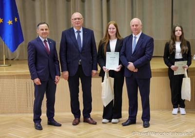 Uroczystość podsumowująca konkursy i wręczenie nagród laureatom etapów wojewódzkich i osób wyróżnionych w XV edycji  ogólnopolskiego Konkursu Plastycznego dla dzieci „Wioski bez troski” oraz VI edycji Ogólnopolskiego Konkursu dla Dzieci na Rymowankę o Bezpieczeństwie w Gospodarstwie Rolnym pod hasłem „Wioski bez troski”.