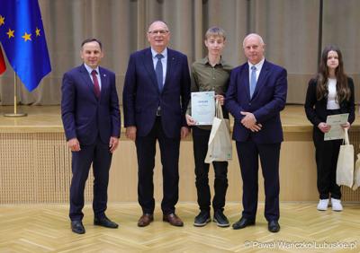 Uroczystość podsumowująca konkursy i wręczenie nagród laureatom etapów wojewódzkich i osób wyróżnionych w XV edycji  ogólnopolskiego Konkursu Plastycznego dla dzieci „Wioski bez troski” oraz VI edycji Ogólnopolskiego Konkursu dla Dzieci na Rymowankę o Bezpieczeństwie w Gospodarstwie Rolnym pod hasłem „Wioski bez troski”.
