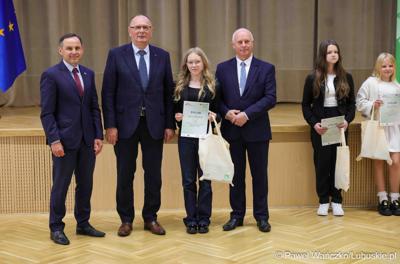Uroczystość podsumowująca konkursy i wręczenie nagród laureatom etapów wojewódzkich i osób wyróżnionych w XV edycji  ogólnopolskiego Konkursu Plastycznego dla dzieci „Wioski bez troski” oraz VI edycji Ogólnopolskiego Konkursu dla Dzieci na Rymowankę o Bezpieczeństwie w Gospodarstwie Rolnym pod hasłem „Wioski bez troski”.