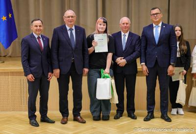 Uroczystość podsumowująca konkursy i wręczenie nagród laureatom etapów wojewódzkich i osób wyróżnionych w XV edycji  ogólnopolskiego Konkursu Plastycznego dla dzieci „Wioski bez troski” oraz VI edycji Ogólnopolskiego Konkursu dla Dzieci na Rymowankę o Bezpieczeństwie w Gospodarstwie Rolnym pod hasłem „Wioski bez troski”.