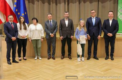 Uroczystość podsumowująca konkursy i wręczenie nagród laureatom etapów wojewódzkich i osób wyróżnionych w XV edycji  ogólnopolskiego Konkursu Plastycznego dla dzieci „Wioski bez troski” oraz VI edycji Ogólnopolskiego Konkursu dla Dzieci na Rymowankę o Bezpieczeństwie w Gospodarstwie Rolnym pod hasłem „Wioski bez troski”.