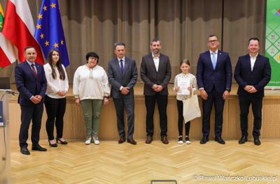 Uroczystość podsumowująca konkursy i wręczenie nagród laureatom etapów wojewódzkich i osób wyróżnionych w XV edycji  ogólnopolskiego Konkursu Plastycznego dla dzieci „Wioski bez troski” oraz VI edycji Ogólnopolskiego Konkursu dla Dzieci na Rymowankę o Bezpieczeństwie w Gospodarstwie Rolnym pod hasłem „Wioski bez troski”.