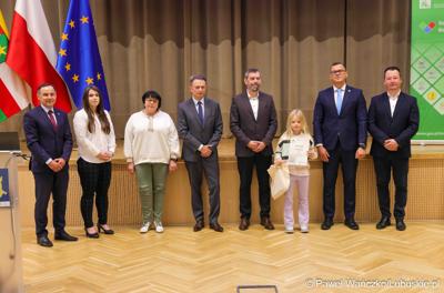 Uroczystość podsumowująca konkursy i wręczenie nagród laureatom etapów wojewódzkich i osób wyróżnionych w XV edycji  ogólnopolskiego Konkursu Plastycznego dla dzieci „Wioski bez troski” oraz VI edycji Ogólnopolskiego Konkursu dla Dzieci na Rymowankę o Bezpieczeństwie w Gospodarstwie Rolnym pod hasłem „Wioski bez troski”.