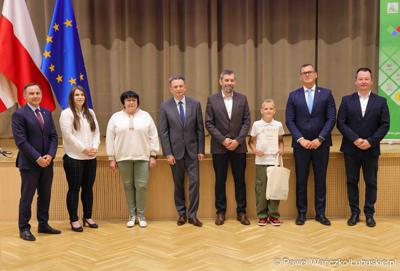 Uroczystość podsumowująca konkursy i wręczenie nagród laureatom etapów wojewódzkich i osób wyróżnionych w XV edycji  ogólnopolskiego Konkursu Plastycznego dla dzieci „Wioski bez troski” oraz VI edycji Ogólnopolskiego Konkursu dla Dzieci na Rymowankę o Bezpieczeństwie w Gospodarstwie Rolnym pod hasłem „Wioski bez troski”.