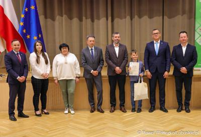 Uroczystość podsumowująca konkursy i wręczenie nagród laureatom etapów wojewódzkich i osób wyróżnionych w XV edycji  ogólnopolskiego Konkursu Plastycznego dla dzieci „Wioski bez troski” oraz VI edycji Ogólnopolskiego Konkursu dla Dzieci na Rymowankę o Bezpieczeństwie w Gospodarstwie Rolnym pod hasłem „Wioski bez troski”.