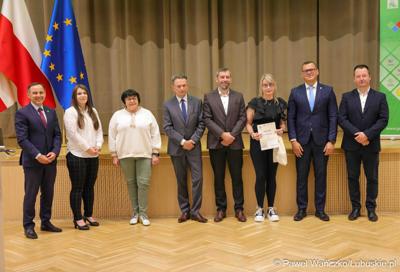 Uroczystość podsumowująca konkursy i wręczenie nagród laureatom etapów wojewódzkich i osób wyróżnionych w XV edycji  ogólnopolskiego Konkursu Plastycznego dla dzieci „Wioski bez troski” oraz VI edycji Ogólnopolskiego Konkursu dla Dzieci na Rymowankę o Bezpieczeństwie w Gospodarstwie Rolnym pod hasłem „Wioski bez troski”.