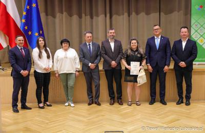 Uroczystość podsumowująca konkursy i wręczenie nagród laureatom etapów wojewódzkich i osób wyróżnionych w XV edycji  ogólnopolskiego Konkursu Plastycznego dla dzieci „Wioski bez troski” oraz VI edycji Ogólnopolskiego Konkursu dla Dzieci na Rymowankę o Bezpieczeństwie w Gospodarstwie Rolnym pod hasłem „Wioski bez troski”.