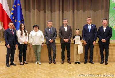 Uroczystość podsumowująca konkursy i wręczenie nagród laureatom etapów wojewódzkich i osób wyróżnionych w XV edycji  ogólnopolskiego Konkursu Plastycznego dla dzieci „Wioski bez troski” oraz VI edycji Ogólnopolskiego Konkursu dla Dzieci na Rymowankę o Bezpieczeństwie w Gospodarstwie Rolnym pod hasłem „Wioski bez troski”.