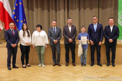 Uroczystość podsumowująca konkursy i wręczenie nagród laureatom etapów wojewódzkich i osób wyróżnionych w XV edycji  ogólnopolskiego Konkursu Plastycznego dla dzieci „Wioski bez troski” oraz VI edycji Ogólnopolskiego Konkursu dla Dzieci na Rymowankę o Bezpieczeństwie w Gospodarstwie Rolnym pod hasłem „Wioski bez troski”.