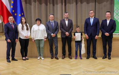 Uroczystość podsumowująca konkursy i wręczenie nagród laureatom etapów wojewódzkich i osób wyróżnionych w XV edycji  ogólnopolskiego Konkursu Plastycznego dla dzieci „Wioski bez troski” oraz VI edycji Ogólnopolskiego Konkursu dla Dzieci na Rymowankę o Bezpieczeństwie w Gospodarstwie Rolnym pod hasłem „Wioski bez troski”.
