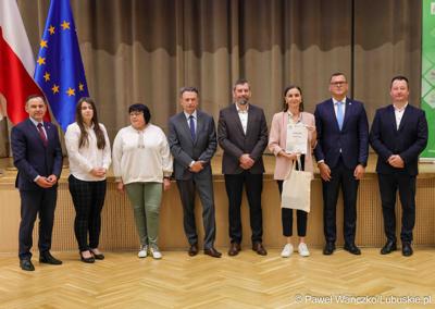 Uroczystość podsumowująca konkursy i wręczenie nagród laureatom etapów wojewódzkich i osób wyróżnionych w XV edycji  ogólnopolskiego Konkursu Plastycznego dla dzieci „Wioski bez troski” oraz VI edycji Ogólnopolskiego Konkursu dla Dzieci na Rymowankę o Bezpieczeństwie w Gospodarstwie Rolnym pod hasłem „Wioski bez troski”.