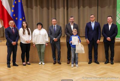 Uroczystość podsumowująca konkursy i wręczenie nagród laureatom etapów wojewódzkich i osób wyróżnionych w XV edycji  ogólnopolskiego Konkursu Plastycznego dla dzieci „Wioski bez troski” oraz VI edycji Ogólnopolskiego Konkursu dla Dzieci na Rymowankę o Bezpieczeństwie w Gospodarstwie Rolnym pod hasłem „Wioski bez troski”.