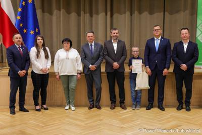Uroczystość podsumowująca konkursy i wręczenie nagród laureatom etapów wojewódzkich i osób wyróżnionych w XV edycji  ogólnopolskiego Konkursu Plastycznego dla dzieci „Wioski bez troski” oraz VI edycji Ogólnopolskiego Konkursu dla Dzieci na Rymowankę o Bezpieczeństwie w Gospodarstwie Rolnym pod hasłem „Wioski bez troski”.
