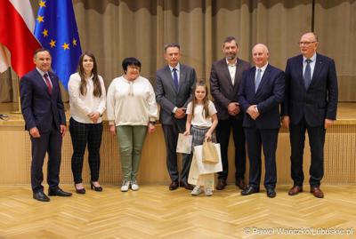 Uroczystość podsumowująca konkursy i wręczenie nagród laureatom etapów wojewódzkich i osób wyróżnionych w XV edycji  ogólnopolskiego Konkursu Plastycznego dla dzieci „Wioski bez troski” oraz VI edycji Ogólnopolskiego Konkursu dla Dzieci na Rymowankę o Bezpieczeństwie w Gospodarstwie Rolnym pod hasłem „Wioski bez troski”.