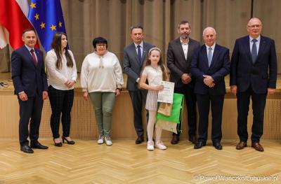 Uroczystość podsumowująca konkursy i wręczenie nagród laureatom etapów wojewódzkich i osób wyróżnionych w XV edycji  ogólnopolskiego Konkursu Plastycznego dla dzieci „Wioski bez troski” oraz VI edycji Ogólnopolskiego Konkursu dla Dzieci na Rymowankę o Bezpieczeństwie w Gospodarstwie Rolnym pod hasłem „Wioski bez troski”.