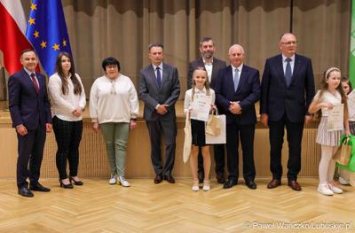 Uroczystość podsumowująca konkursy i wręczenie nagród laureatom etapów wojewódzkich i osób wyróżnionych w XV edycji  ogólnopolskiego Konkursu Plastycznego dla dzieci „Wioski bez troski” oraz VI edycji Ogólnopolskiego Konkursu dla Dzieci na Rymowankę o Bezpieczeństwie w Gospodarstwie Rolnym pod hasłem „Wioski bez troski”.