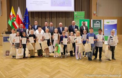 Uroczystość podsumowująca konkursy i wręczenie nagród laureatom etapów wojewódzkich i osób wyróżnionych w XV edycji  ogólnopolskiego Konkursu Plastycznego dla dzieci „Wioski bez troski” oraz VI edycji Ogólnopolskiego Konkursu dla Dzieci na Rymowankę o Bezpieczeństwie w Gospodarstwie Rolnym pod hasłem „Wioski bez troski”.