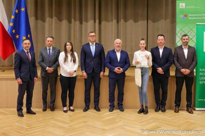 Uroczystość podsumowująca konkursy i wręczenie nagród laureatom etapów wojewódzkich i osób wyróżnionych w XV edycji  ogólnopolskiego Konkursu Plastycznego dla dzieci „Wioski bez troski” oraz VI edycji Ogólnopolskiego Konkursu dla Dzieci na Rymowankę o Bezpieczeństwie w Gospodarstwie Rolnym pod hasłem „Wioski bez troski”.