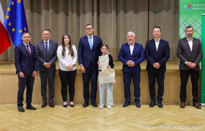 Uroczystość podsumowująca konkursy i wręczenie nagród laureatom etapów wojewódzkich i osób wyróżnionych w XV edycji  ogólnopolskiego Konkursu Plastycznego dla dzieci „Wioski bez troski” oraz VI edycji Ogólnopolskiego Konkursu dla Dzieci na Rymowankę o Bezpieczeństwie w Gospodarstwie Rolnym pod hasłem „Wioski bez troski”.