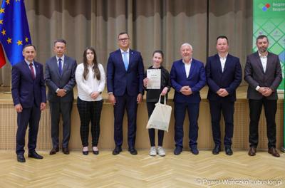 Uroczystość podsumowująca konkursy i wręczenie nagród laureatom etapów wojewódzkich i osób wyróżnionych w XV edycji  ogólnopolskiego Konkursu Plastycznego dla dzieci „Wioski bez troski” oraz VI edycji Ogólnopolskiego Konkursu dla Dzieci na Rymowankę o Bezpieczeństwie w Gospodarstwie Rolnym pod hasłem „Wioski bez troski”.