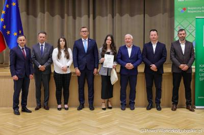 Uroczystość podsumowująca konkursy i wręczenie nagród laureatom etapów wojewódzkich i osób wyróżnionych w XV edycji  ogólnopolskiego Konkursu Plastycznego dla dzieci „Wioski bez troski” oraz VI edycji Ogólnopolskiego Konkursu dla Dzieci na Rymowankę o Bezpieczeństwie w Gospodarstwie Rolnym pod hasłem „Wioski bez troski”.