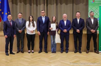 Uroczystość podsumowująca konkursy i wręczenie nagród laureatom etapów wojewódzkich i osób wyróżnionych w XV edycji  ogólnopolskiego Konkursu Plastycznego dla dzieci „Wioski bez troski” oraz VI edycji Ogólnopolskiego Konkursu dla Dzieci na Rymowankę o Bezpieczeństwie w Gospodarstwie Rolnym pod hasłem „Wioski bez troski”.