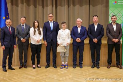 Uroczystość podsumowująca konkursy i wręczenie nagród laureatom etapów wojewódzkich i osób wyróżnionych w XV edycji  ogólnopolskiego Konkursu Plastycznego dla dzieci „Wioski bez troski” oraz VI edycji Ogólnopolskiego Konkursu dla Dzieci na Rymowankę o Bezpieczeństwie w Gospodarstwie Rolnym pod hasłem „Wioski bez troski”.
