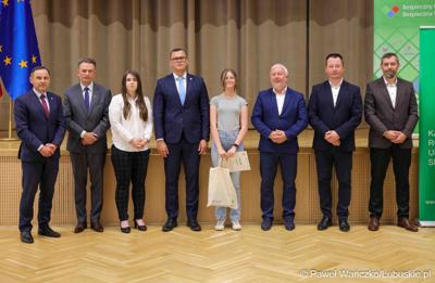 Uroczystość podsumowująca konkursy i wręczenie nagród laureatom etapów wojewódzkich i osób wyróżnionych w XV edycji  ogólnopolskiego Konkursu Plastycznego dla dzieci „Wioski bez troski” oraz VI edycji Ogólnopolskiego Konkursu dla Dzieci na Rymowankę o Bezpieczeństwie w Gospodarstwie Rolnym pod hasłem „Wioski bez troski”.