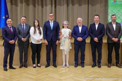 Uroczystość podsumowująca konkursy i wręczenie nagród laureatom etapów wojewódzkich i osób wyróżnionych w XV edycji  ogólnopolskiego Konkursu Plastycznego dla dzieci „Wioski bez troski” oraz VI edycji Ogólnopolskiego Konkursu dla Dzieci na Rymowankę o Bezpieczeństwie w Gospodarstwie Rolnym pod hasłem „Wioski bez troski”.