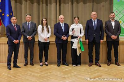 Uroczystość podsumowująca konkursy i wręczenie nagród laureatom etapów wojewódzkich i osób wyróżnionych w XV edycji  ogólnopolskiego Konkursu Plastycznego dla dzieci „Wioski bez troski” oraz VI edycji Ogólnopolskiego Konkursu dla Dzieci na Rymowankę o Bezpieczeństwie w Gospodarstwie Rolnym pod hasłem „Wioski bez troski”.