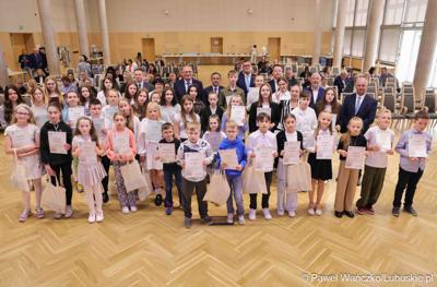 Uroczystość podsumowująca konkursy i wręczenie nagród laureatom etapów wojewódzkich i osób wyróżnionych w XV edycji  ogólnopolskiego Konkursu Plastycznego dla dzieci „Wioski bez troski” oraz VI edycji Ogólnopolskiego Konkursu dla Dzieci na Rymowankę o Bezpieczeństwie w Gospodarstwie Rolnym pod hasłem „Wioski bez troski”.