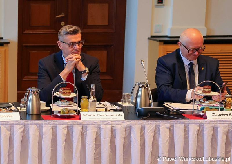 W Kancelarii Kraju Związkowego Brandenburgia w Poczdamie odbyło się wspólne posiedzenie Zarządu Województwa Lubuskiego i rządu Kraju Związkowego Brandenburgia. Wydarzenie wiąże się z 25-leciem podpisania wspólnego oświadczenia o współpracy między regionami.