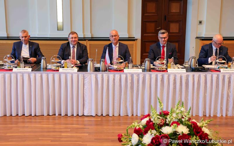 W Kancelarii Kraju Związkowego Brandenburgia w Poczdamie odbyło się wspólne posiedzenie Zarządu Województwa Lubuskiego i rządu Kraju Związkowego Brandenburgia. Wydarzenie wiąże się z 25-leciem podpisania wspólnego oświadczenia o współpracy między regionami.