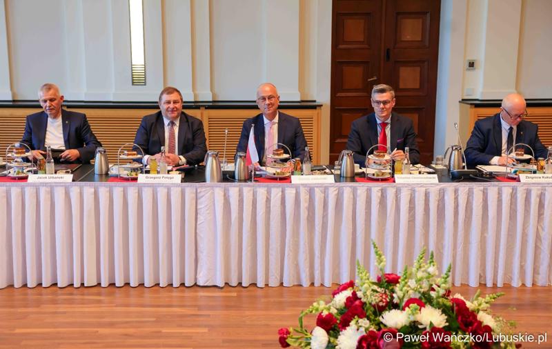 W Kancelarii Kraju Związkowego Brandenburgia w Poczdamie odbyło się wspólne posiedzenie Zarządu Województwa Lubuskiego i rządu Kraju Związkowego Brandenburgia. Wydarzenie wiąże się z 25-leciem podpisania wspólnego oświadczenia o współpracy między regionami.