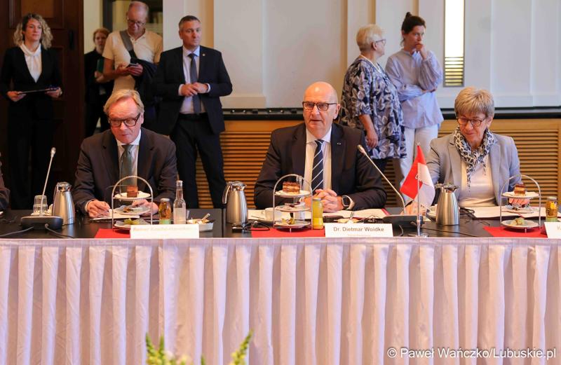 W Kancelarii Kraju Związkowego Brandenburgia w Poczdamie odbyło się wspólne posiedzenie Zarządu Województwa Lubuskiego i rządu Kraju Związkowego Brandenburgia. Wydarzenie wiąże się z 25-leciem podpisania wspólnego oświadczenia o współpracy między regionami.