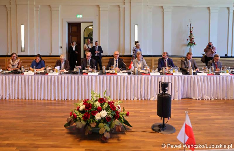 W Kancelarii Kraju Związkowego Brandenburgia w Poczdamie odbyło się wspólne posiedzenie Zarządu Województwa Lubuskiego i rządu Kraju Związkowego Brandenburgia. Wydarzenie wiąże się z 25-leciem podpisania wspólnego oświadczenia o współpracy między regionami.