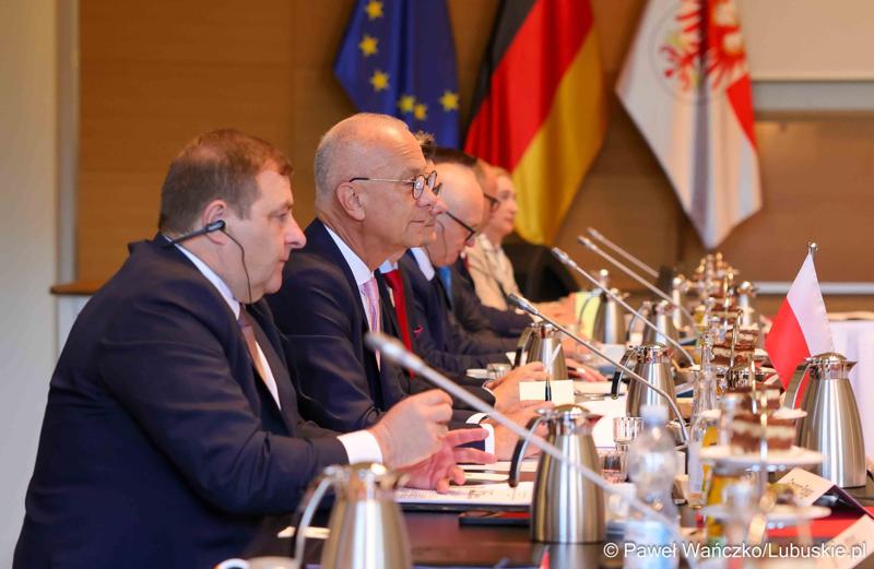 W Kancelarii Kraju Związkowego Brandenburgia w Poczdamie odbyło się wspólne posiedzenie Zarządu Województwa Lubuskiego i rządu Kraju Związkowego Brandenburgia. Wydarzenie wiąże się z 25-leciem podpisania wspólnego oświadczenia o współpracy między regionami.